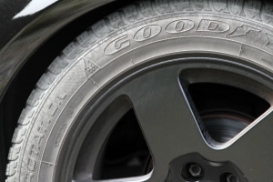 An manchen Reifen ist eine spezielle Reifenkennzeichnung zur Laufrichtung zu finden.
