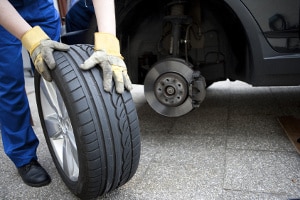 Die Frau Selbst Pumpt Oben Den Autoreifen Mit Einer Mechanischen