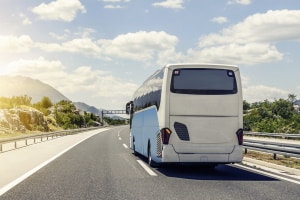 Abhängig vom verwendeten Kraftstoff kann für einen Reisebus regional ein Fahrverbot bestehen. 