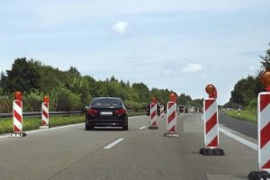 Das Reißverschlussverfahren wird an Fahrbahnverengungen angewendet.