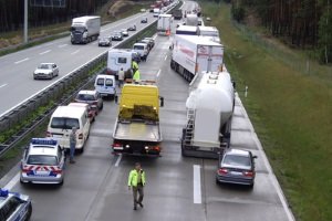 Wer die Rettungsgasse auf der Autobahn nicht bildet, hält Einsatzfahrzeuge auf.