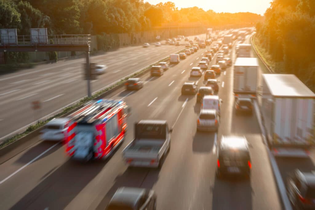 Muss eine Rettungsgasse auch innerorts gebildet werden?