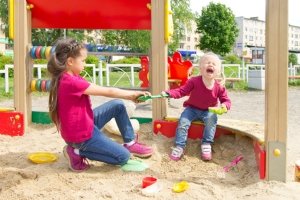 Machen selbst das Streiten sicherer: Richtlinien zum Spielplatz und seinem Bau.