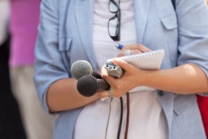 Das Robert Koch-Institut gibt aktuell in regelmäßigen Abständen Pressekonferenzen.