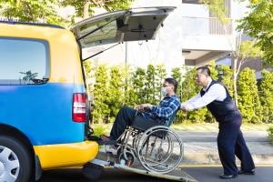 Einen Rollstuhl im Fahrzeug zu befördert, unterlieht einigen Bestimmungen.