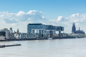 Überfahren Sie eine rote Ampel, können viele Blitzer in Köln diesen Verstoß registrieren. 