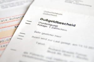 Haben Sie eine rote Ampel nicht gesehen und erhalten einen Bußgeldbescheid, können Sie Einspruch einlegen
