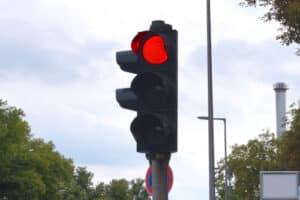 Überfahren Sie eine rote Ampel, liegt die Strafe zwischen 90 Euro + 1 Punkt und 360 Euro, 2 Punkte + 1 Monat Fahrverbot.