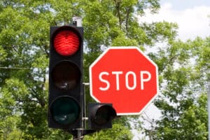 Rote Ampel mit Stopschild