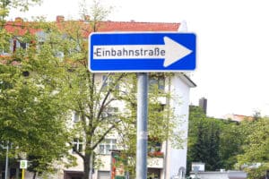 Der BGH stellt klar: Rückwärtsfahren in Einbahnstraßen ist grundsätzlich verboten.