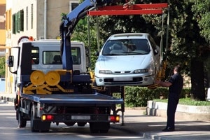 Zur Schadensminderung zählt zum Beispiel, dass ein Auto nicht unverhältnismäßig weit abgeschleppt werden darf.