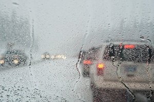 Die Scheiben beschlagen im Auto, weil kalte Luft weniger Wasser aufnimmt als warme.