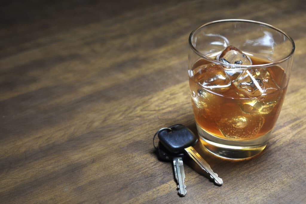 Wenn Autofahrer Schlangenlinien fahren, kann dies auf einen alkoholisierten Zustand des Fahrers hindeuten. Das ist strafbar.