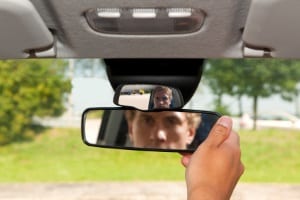 Bei einem Schleuderkurs mit dem Auto wird auch die richtige Spiegeleinstellung geprüft.