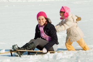 Verhalten Sie sich richtig, dann trübt kein Schlittenunfall den Winterspaß.