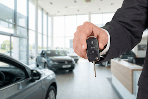 Den Schlüssel des Kfz beim Vertragshändler nachmachen zu lassen, ist eine Möglichkeit.