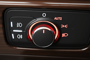 Wenn eines der drei rot leuchtenden Symbole in diesem Bild aktiviert ist, leuchtet die Schlussleuchte am Pkw automatisch.