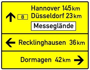 Auf einer Schnellstraße kann ein Schild wie auf der Autobahn auch zusätzliche Informationen liefern.