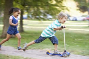 In bestimmten Bereichen ist die Schrittgeschwindigkeit vorgeschrieben, da spielende Kinder gefährdet werden könnten.