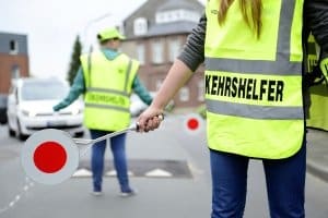 Durch die Absicherung des Schulweges trägt ein Schülerlotse zur Verbesserung der Verkehrssicherheit bei.