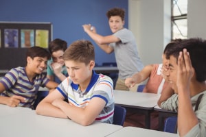 Schulabsentismus: Mobbing kann ein Grund sein, warum Kinder nicht mehr in die Schule gehen wollen.