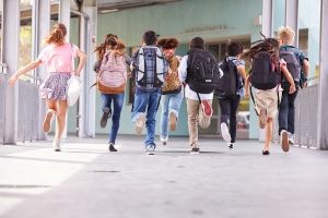 Unerlaubtes Entfernen aus der Schule: Der Bußgeldkatalog sieht Bußgelder bis zu 2.500 € vor.