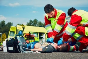 Wenn es im Ausland zum Unfall kommt, garantiert der Schutzbrief in der Regel einen Krankenrücktransport in den Heimatort.