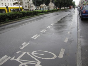 Auf einem Schutzstreifen für Radfahrer ist das Parken untersagt.