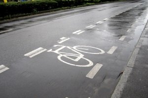 Schutzstreifen für Radfahrer werden nur durch unterbrochene Linien gekennzeichnet, nicht durch ein Verkehrsschild.