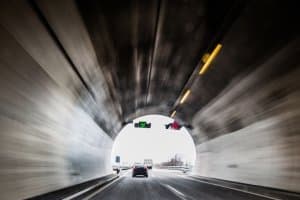 Schwarzlichtblitzer werden mobil und stationär vor allem in Tunneln eingesetzt.