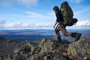 Da nach Schweden die Einreise mit Personalausweis genügt, können Reisende dessen Schätze unkompliziert genießen - etwa die Berge im Norden.