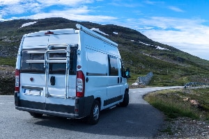 In Schweden regeln Verkehrsschilder den Verkehr auf öffentlichen Straßen.