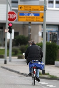 Der Seitenabstand beim Überholen von Radfahrern sollte möglichst groß sein.