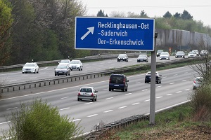 Der Seitenabstand beim Überholen ist nicht nur auf der Autobahn wichtig.