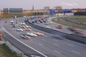 Bei Sekundenschlaf auf der Autobahn sind Unfälle meist unvermeidbar.