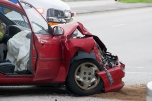 Selbstverschuldeter Unfall mit dem Neuwagen: Die Vollkasko erstattet das gesamte Fahrzeug nur bei Totalschaden.