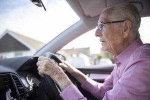 Sicher Autofahren im Alter: Kurse und Trainings können helfen.