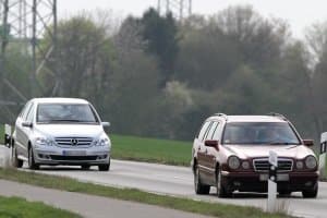 Wie weit muss der Sicherheitsabstand auf der Landstraße sein?