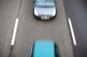 Welcher Sicherheitsabstand auf der Autobahn mindestens eingehalten werden sollte, richtet sich nach der gefahrenen Geschwindigkeit.