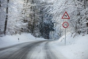 Sicherheitsabstand auf der Landstraße: Bei schlechter Bodenhaftung muss der Abstand größer sein.