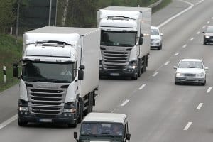 Sicherheitsabstand zwischen Lkw auf der Autobahn muss mindestens 50 Meter betragen.