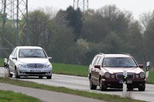 Abstand zwischen autos-symbol autosicherheit verkehrssicherheit