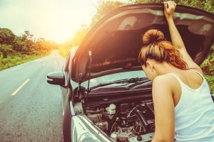 Wollen Sie die Sicherheitskontrolle am Auto durchführen. müssen Sie ggf. einen Blick unter die Motorhaube werfen.