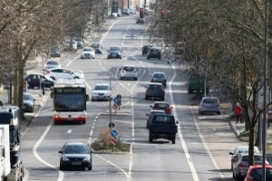 Sicherheitslinie überfahren: Nicht nur in Deutschland, auch in der Schweiz ist das verboten.