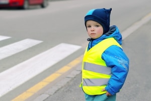 Gut sichtbar im Straßenverkehr: In der Grundschule lernen die Kinder bereits, worauf es ankommt.