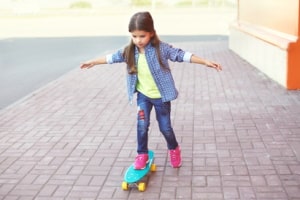 Nehmen Sie mit einem Skateboard am Straßenverkehr teil, ist der Gehweg zu nutzen.