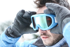 Kommt es beim Skifahren ohne Helm zu einem Unfall, können schwere Kopfverletzungen die Folge sein.