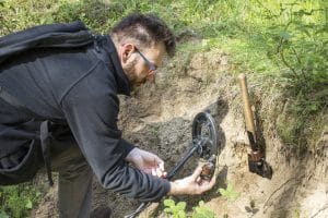 Sondengänger müssen Funde in der Regel melden. Bei Munition- und Bombenfunden ist die Polizei zu rufen.