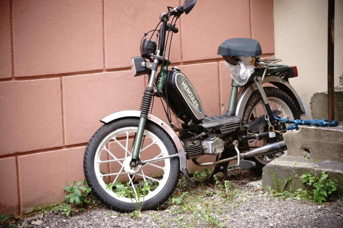 Sozius auf dem Mofa: Bei einsitzigen Kleinkrafträdern dürfen Sie keinen Beifahrer mitnehmen.