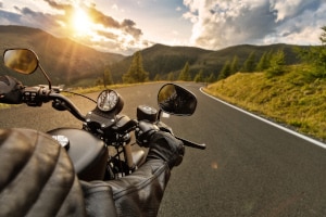 Als Sozius auf dem Motorrad müssen Sie mit dem Fahrer eine Einheit bilden.